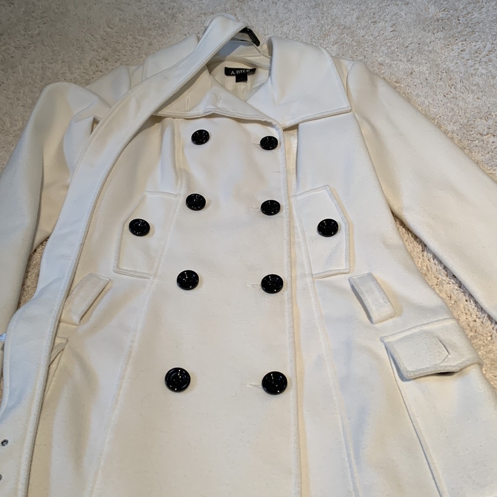 White pea coat with black buttons. And removable belt. - Picture 5 of 7